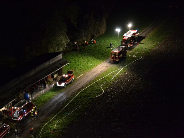 nacht-uebung-feuerwehr-autos-loeschwagen-schlaeuche