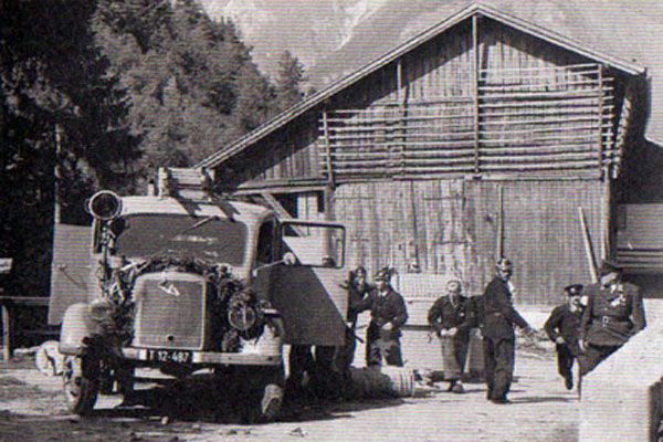 feuerwehr-einsatzwagen-mercedes-mannschaft-stadel