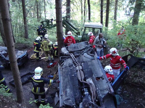 feuerwehr-einsatzwagen-mercedes-mannschaft-stadel