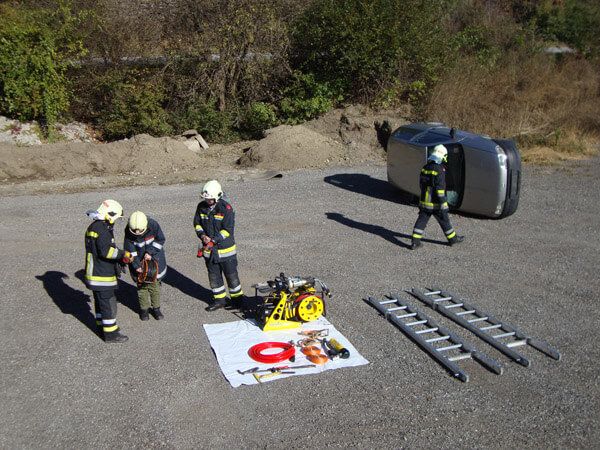 menschen-parade-pferde-wasserspritze-feuerwehr